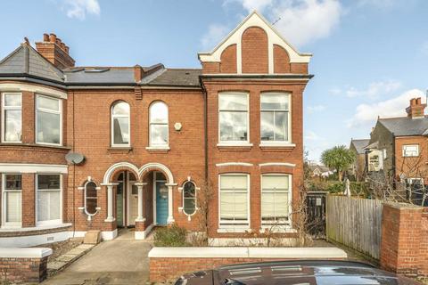 3 bedroom maisonette to rent, Burnbury Road, London SW12