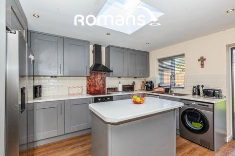 4 bedroom terraced house to rent, Doddsfield Road, Slough, SL2