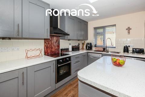 4 bedroom terraced house to rent, Doddsfield Road, Slough, SL2