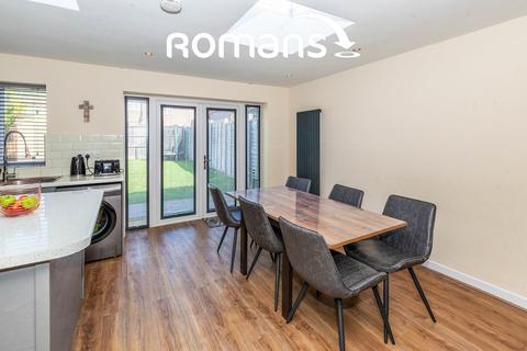 4 bedroom terraced house to rent, Doddsfield Road, Slough, SL2