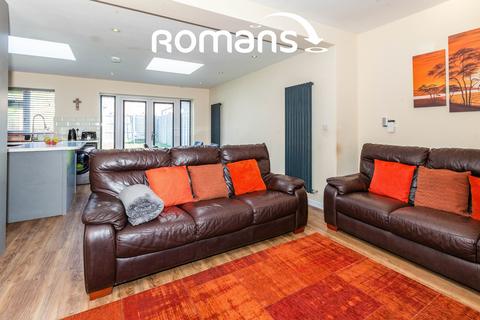4 bedroom terraced house to rent, Doddsfield Road, Slough, SL2