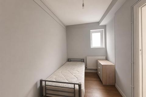 Studio to rent, Riverside Road, London