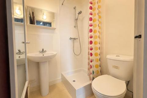 Studio to rent, Riverside Road, London