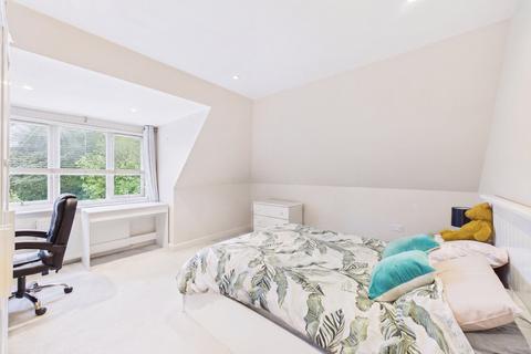 2 bedroom flat for sale, Connaught Road, Camberley, Surrey, GU15
