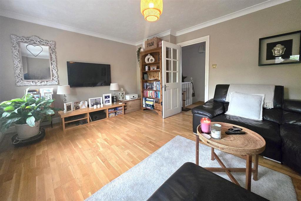 Living room (pic 2)