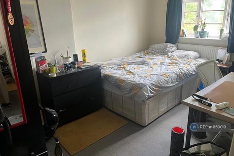 4 bedroom flat to rent, Poynders Gardens, London, SW4