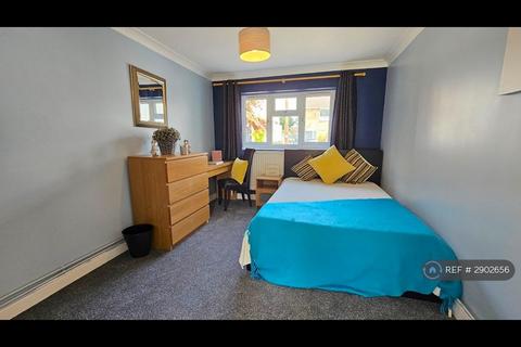 1 bedroom in a flat share to rent, Abbotts Road, Aylesbury, HP20