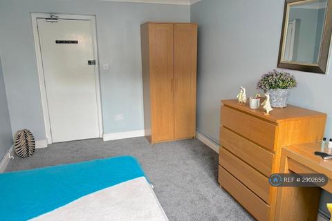 1 bedroom in a flat share to rent, Abbotts Road, Aylesbury, HP20