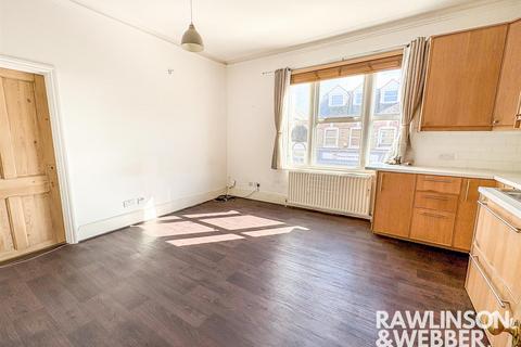 3 bedroom apartment for sale, Walton Road, East Molesey KT8
