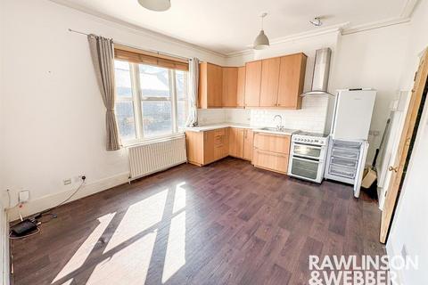 3 bedroom apartment for sale, Walton Road, East Molesey KT8