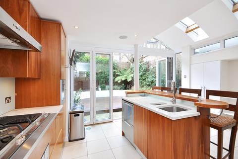 4 bedroom terraced house to rent, Gowrie Road London SW11