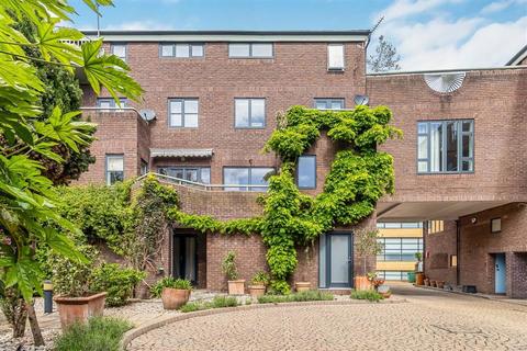 3 bedroom terraced house for sale, Nelsons Yard, London NW1