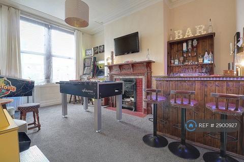6 bedroom semi-detached house to rent, Whitcliffe Road, Cleckheaton, BD19