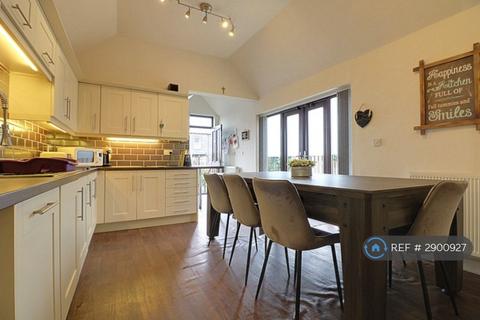 6 bedroom semi-detached house to rent, Whitcliffe Road, Cleckheaton, BD19