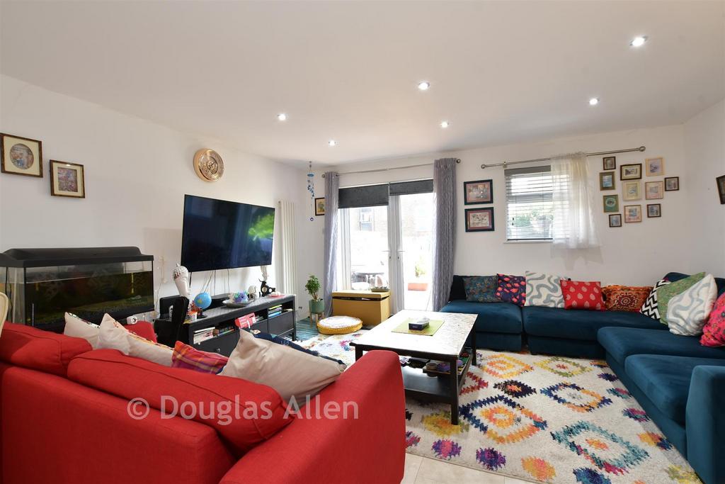 Lounge/Dining Area