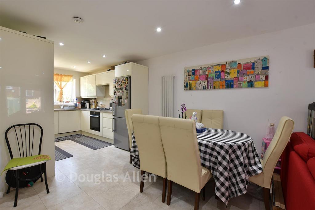 Lounge/Dining Area