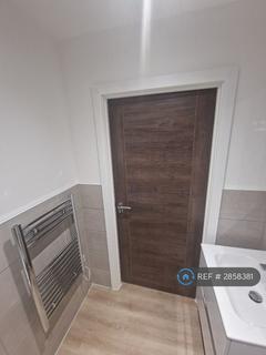 Studio to rent, Alexander House, Manchester, M16