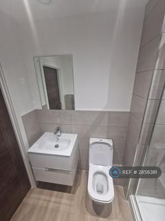 Studio to rent, Alexander House, Manchester, M16