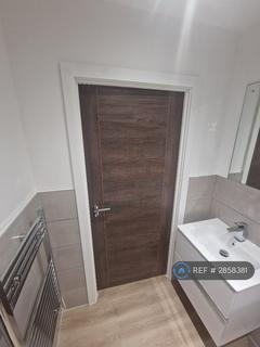 Studio to rent, Alexander House, Manchester, M16