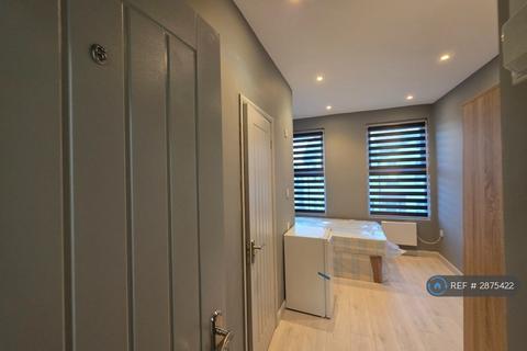 1 bedroom in a house share to rent, Brightwell Avenue, Westcliff-On-Sea, SS0