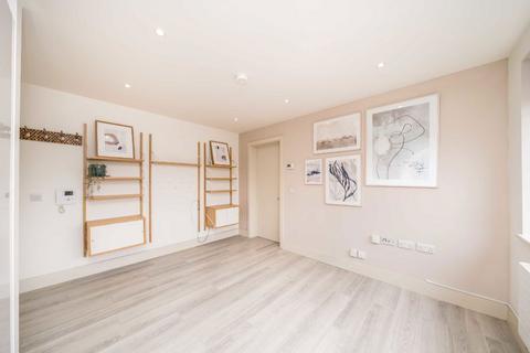 2 bedroom flat to rent, Lingfield Crescent, London
