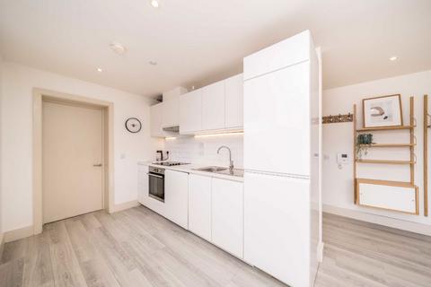 2 bedroom flat to rent, Lingfield Crescent, London