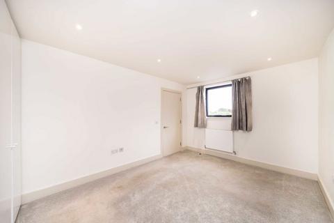 2 bedroom flat to rent, Lingfield Crescent, London