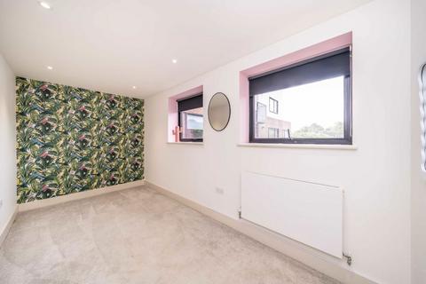 2 bedroom flat to rent, Lingfield Crescent, London