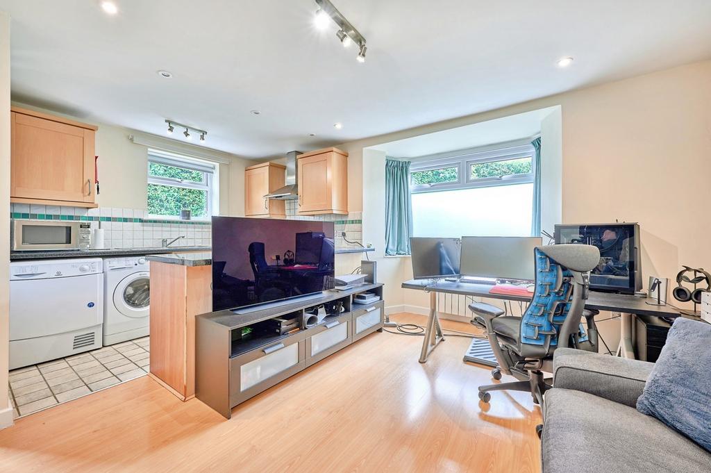 Apartment in Cambridge, Eddington - View 2