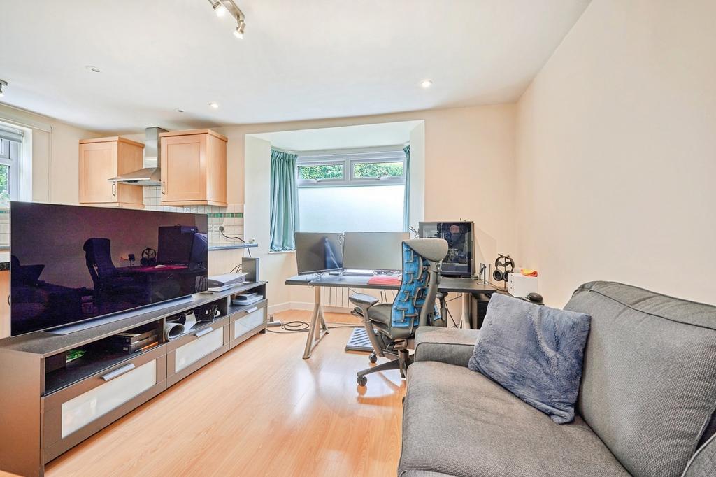 Apartment in Cambridge, Eddington - View 3