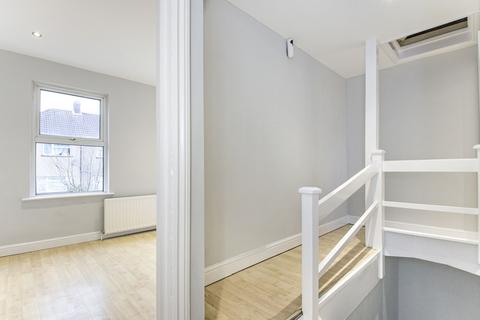3 bedroom terraced house to rent, Rushdene London SE2
