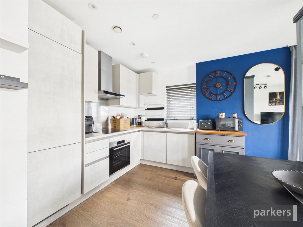 Apartment in Reading, Southcote - View 5