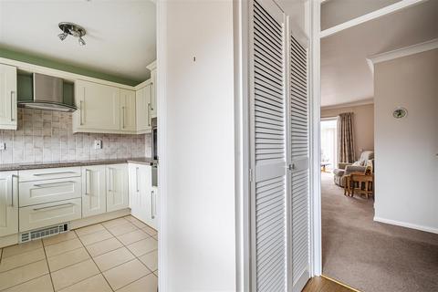 2 bedroom bungalow for sale, Brake Mead, Chippenham