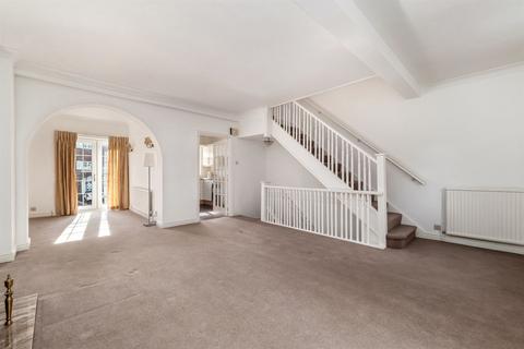4 bedroom townhouse for sale, Castlegate Mews, Prestbury, SK10