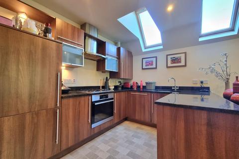 2 bedroom flat for sale, Roselands, Harboro Road, Sale M33 5AE