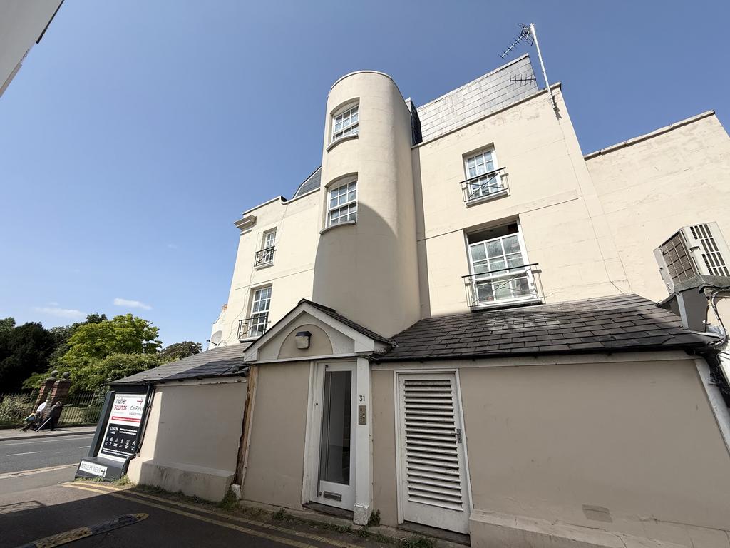 Gl50 1lr High Street, Cheltenham, GL50 1 bed flat - £850 pcm (£196 pw)