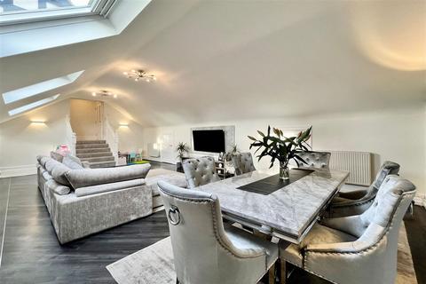 3 bedroom flat for sale, Harrop Road, Altrincham WA15