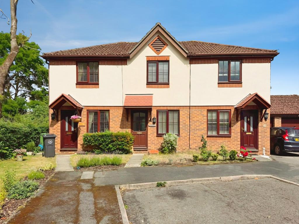 1 bedroom terraced house for sale in Woking on OnTheMarket