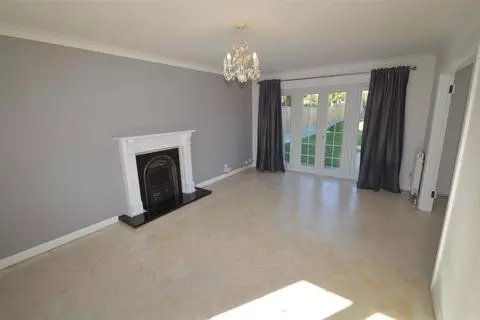 5 bedroom property to rent - View 2