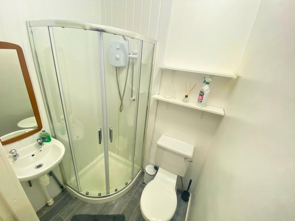 House in Manchester, Victoria Park, Longsight - More