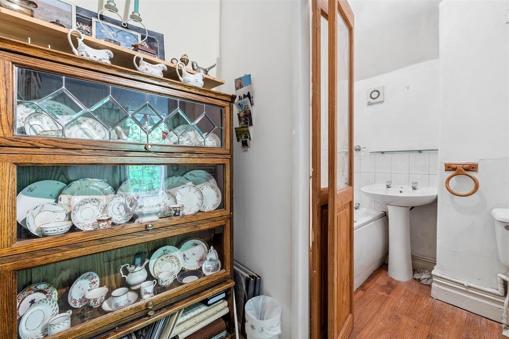 Bedroom Three en-suite bathroom.jpg