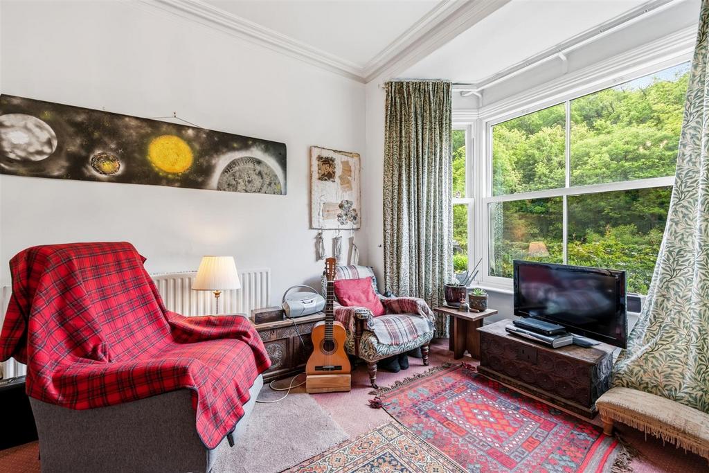Sitting Room - bay window.jpg