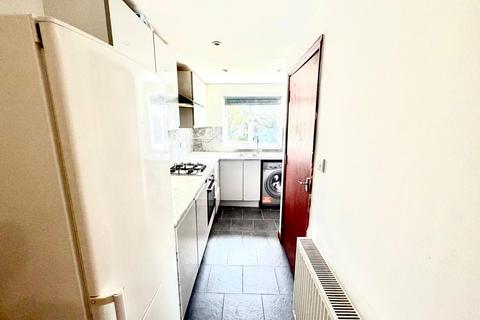 3 bedroom flat to rent, Carlisle Gardens, ILFORD, IG1