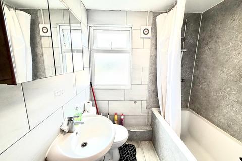 3 bedroom flat to rent, Carlisle Gardens, ILFORD, IG1