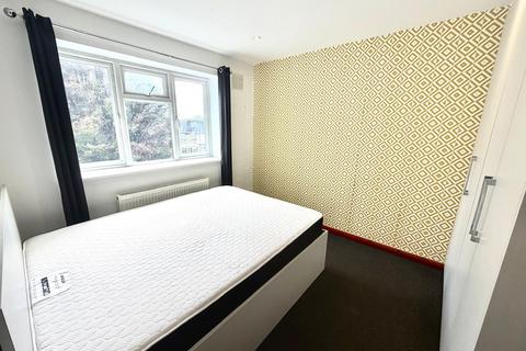 3 bedroom flat to rent, Carlisle Gardens, ILFORD, IG1
