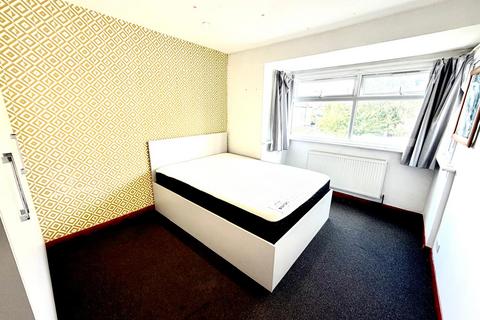 3 bedroom flat to rent, Carlisle Gardens, ILFORD, IG1