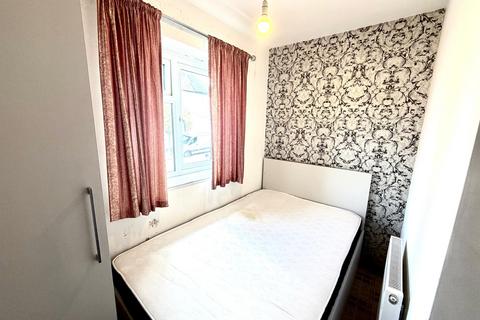 3 bedroom flat to rent, Carlisle Gardens, ILFORD, IG1