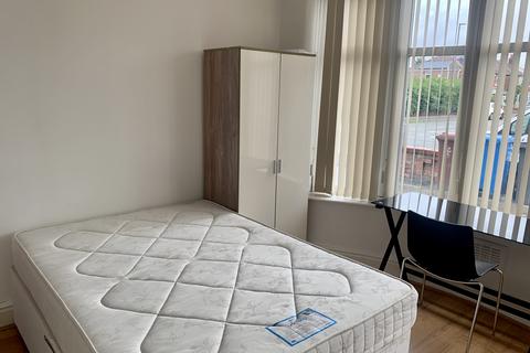 4 bedroom semi-detached house to rent, Victoria Road, Manchester, M14