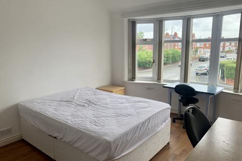 4 bedroom semi-detached house to rent, Victoria Road, Manchester, M14