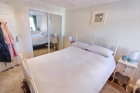 1 bedroom apartment for sale, Sandbanks Road, Lilliput, Poole, Dorset, BH14